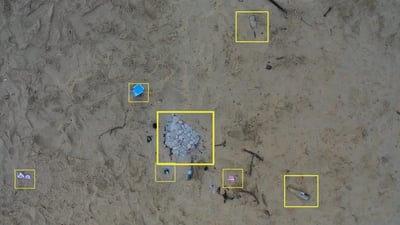 Drone-image-identifying-litter-on-the-beach-Credit-Ellipsis-Earth-1200px-FINAL